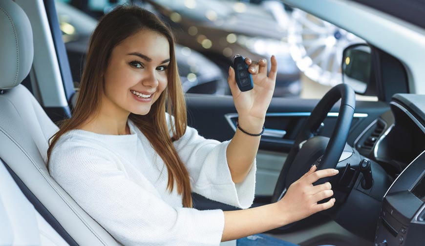 femme au volant d'une voiture